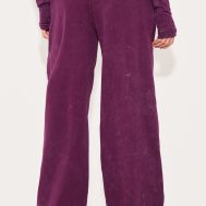 be9b9dcdffd6ec278a36c82467d97b92e09b0039_CNL8058_3_prettylittlething_plum_washed_low_rise_oversized_wide_leg_joggers