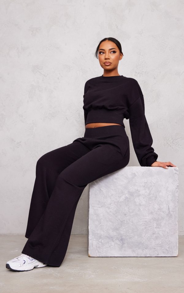 db63521555f2a3edcd934fdb62712a433cfa21ff_CNG6014_3_tall_black_cropped_oversized_sweatshirt