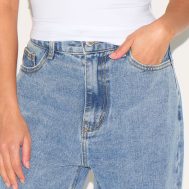 df7083e9893f31c7dbcb287cbffdd7ef71f1a82c_CMM6720_4_prettylittlething_petite_light_blue_wash_long_leg_straight_jeans