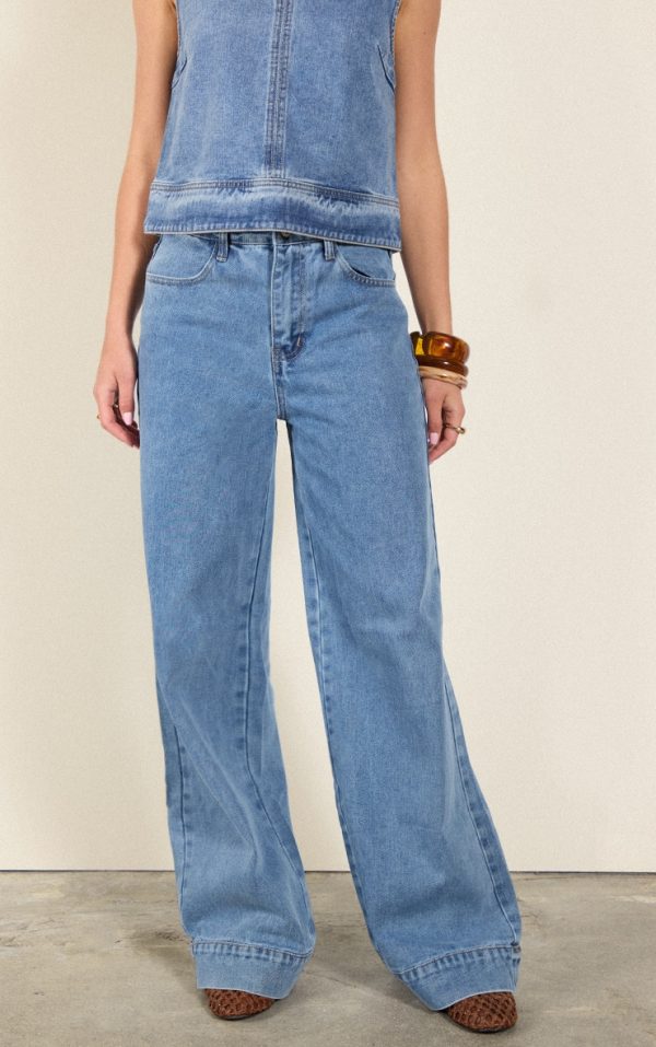e31a1adc95b542523eb99c7452ef9a10675b507b_CNL7803_2_mid_blue_wash_seam_detail_wide_leg_jeans