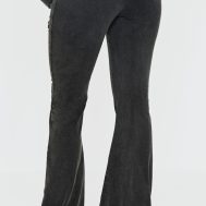 ec0e078913055b718f5d6d7476c8596ed5742bbb_CNK5263_3_prettylittlething_black_embossed_logo_washed_skinny_flare_trousers