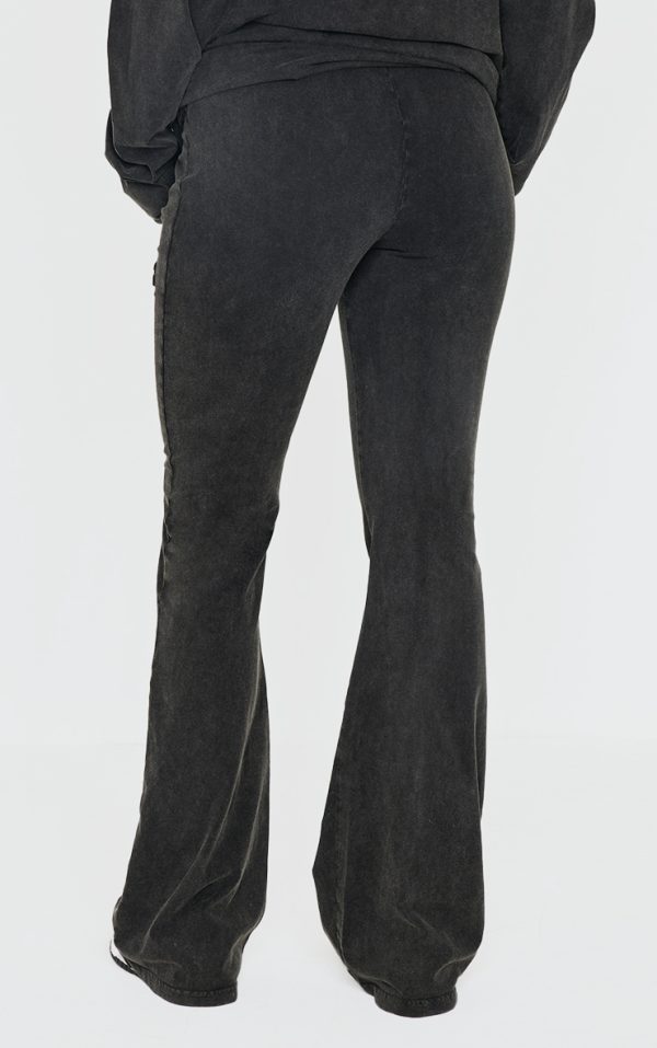 ec0e078913055b718f5d6d7476c8596ed5742bbb_CNK5263_3_prettylittlething_black_embossed_logo_washed_skinny_flare_trousers