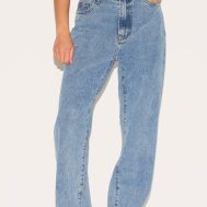 ed66a4afa4ef676a50eee89f357477fa21e452f8_CMM6720_2_prettylittlething_petite_light_blue_wash_long_leg_straight_jeans