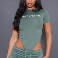 ef9ac8d1efbfbac6fbc17579076c37e6f82dd078_CNF2364_1_prettylittlething_sea_green_logo_short_sleeved_bodysuit