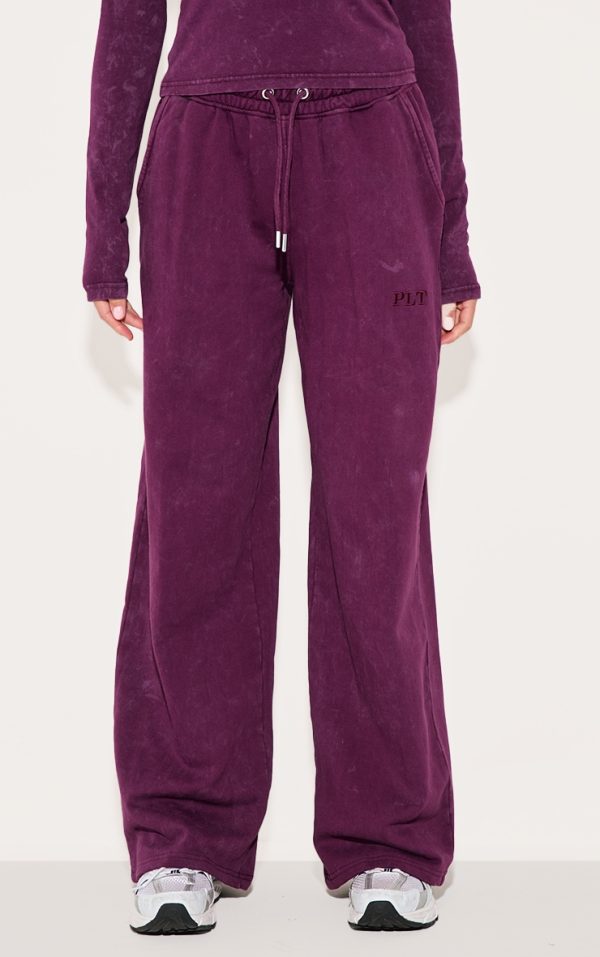 fa0b5f364ea90c15fbe8a17779d5ffe2c9d3243d_CNL8058_2_prettylittlething_plum_washed_low_rise_oversized_wide_leg_joggers