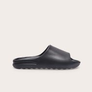 fcacdfa452ebc8c4b401f7cd77198d55ea1db356_CMP4736_1_black_rubber_ribbed_sole_sliders