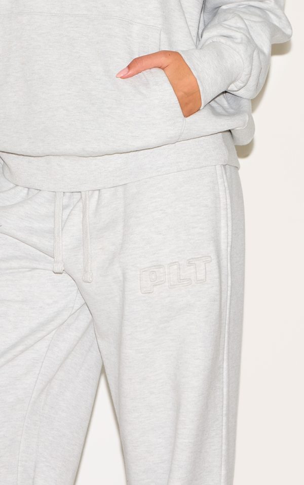 fde585b751129ed8ffd2a07776911023c8bc5d14_CNM4819_4_ash_grey_prettylittlething_premium_embossed_wide_leg_joggers