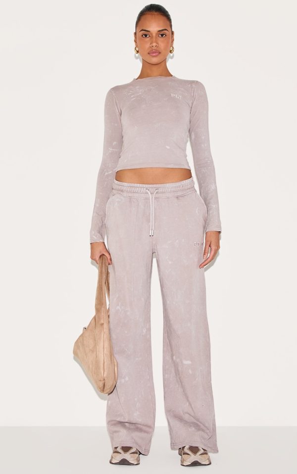 fdfbd1453cf6cb183e71de52eb1576ff0f7344b6_CNL9568_1_light_grey_prettylittlething_washed_low_rise_oversized_wide_leg_joggers-1
